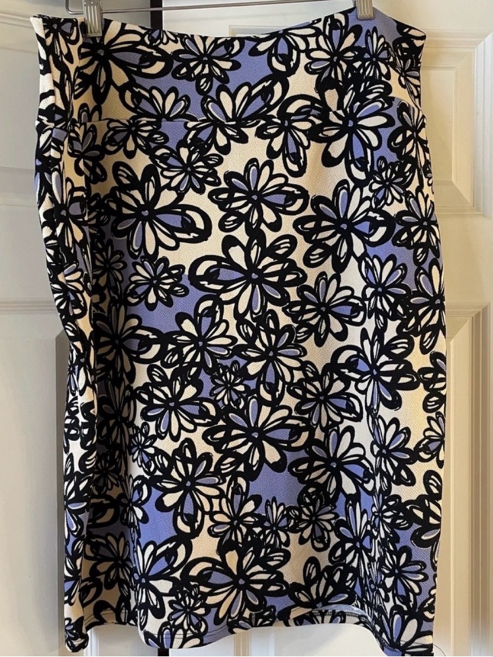 LuLaRoe Cassie 3XL black & cream flower floral print knee skirt